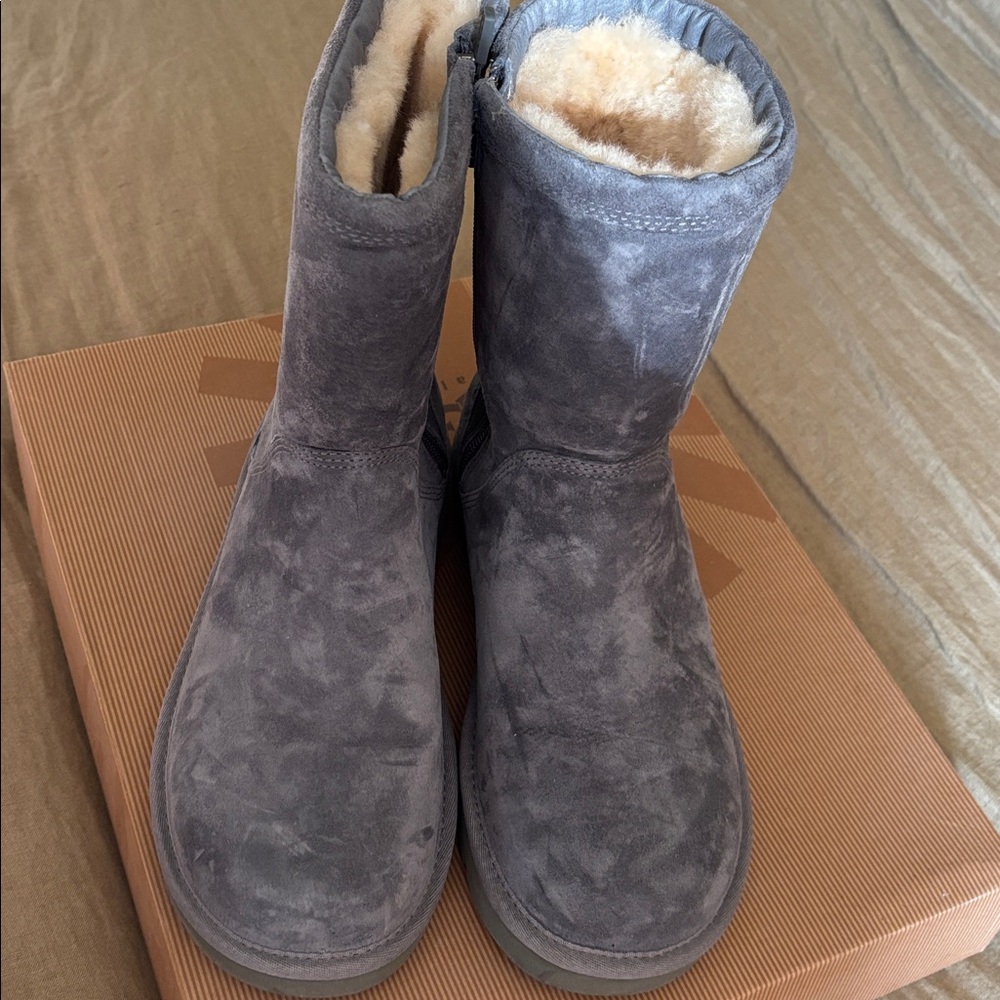 UGG 1889 Roslynn boots - size 9
rarely worn with box